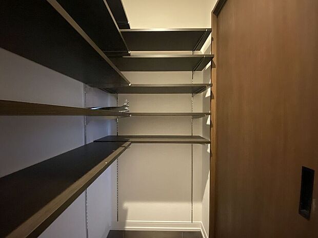 【収納】(アーバンステイトリー)季節の家電や掃除機などもそのまま収納できるのでお部屋が散らかりにくいですよ。