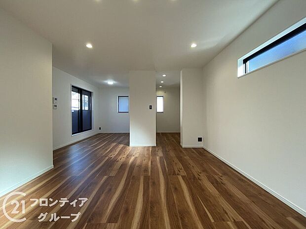 【リビング】リビングは、落ち着いた色合いのフローリングが特徴です。家族の時間を大切にする理想的な空間です。