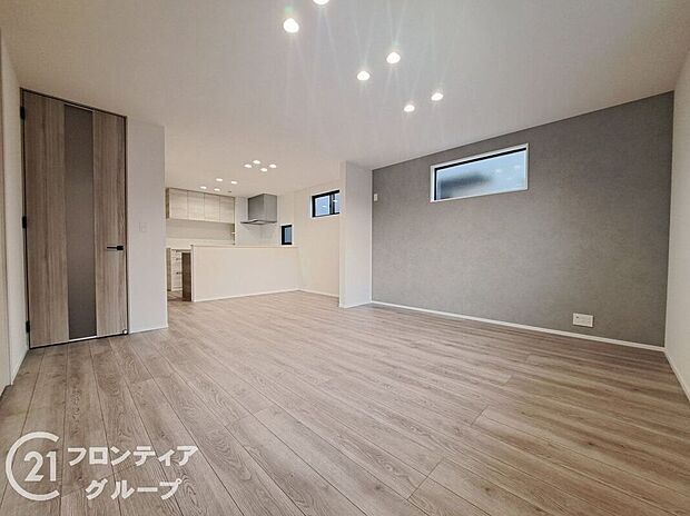 【リビング】リビングは、家族や友人との時間を楽しむのに最適な広さです。快適な居住空間を提供します。