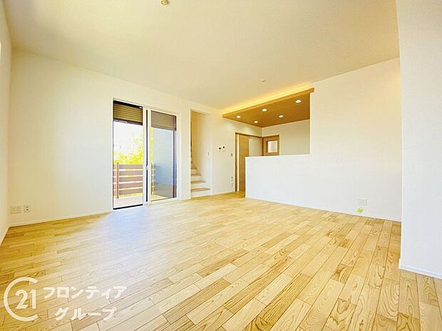 【リビング】リビングは、柔らかな色調でまとめられており、心安らぐ雰囲気を演出します。リラックスできる空間です。