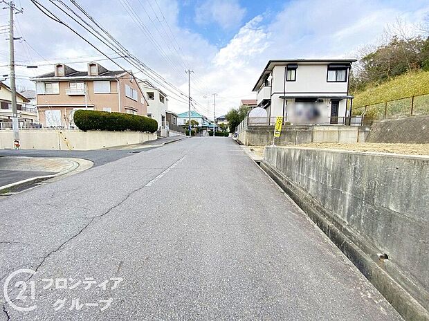 【前面道路含む外観】【現地前道更新!】センチュリーグループにて全国規模の表彰経験多数あり!当社が自信をもってお客様にピッタリの物件をご提案いたします【不動産のプロにお任せください!】