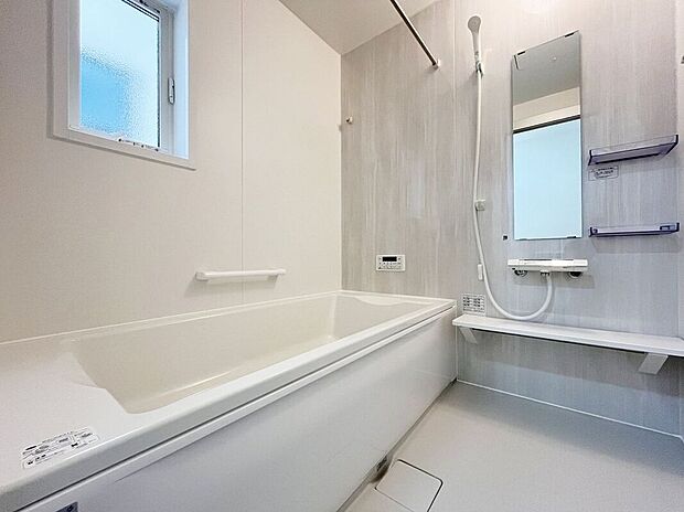 浴室には隠れた節水機能が充実!シャワーにはたくさんの空気を含んだ大粒の水は節水効果大!浴槽内にはステップがあり、出入り時の負担も軽減するスリムな形を採用