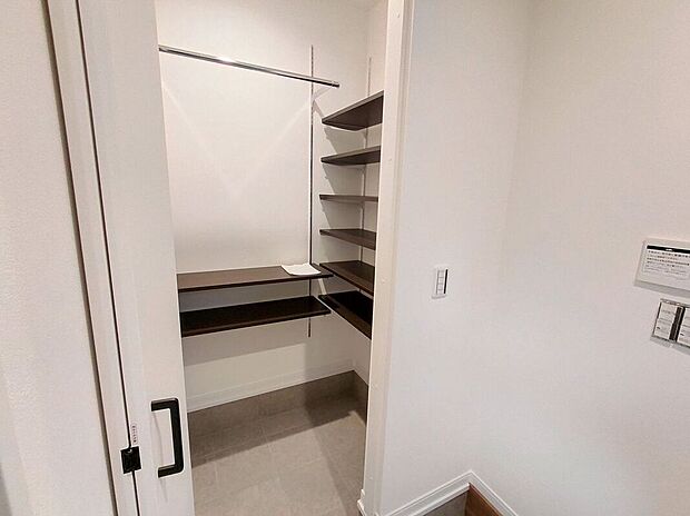 シューズインクローゼットを備えた玄関は、収納力が高く、家族の靴が多くても安心。空間を広々使えるのが魅力です。