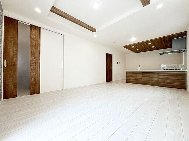 天井の中央部分を周囲より一段高くとった折上天井です。開放感があり、部屋が広く感じます!