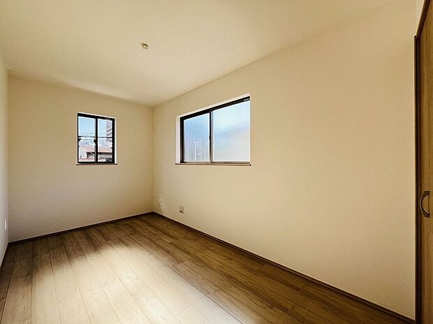 フローリング材には、木目や色調など木材特有の風合いがあり、ナチュラルな美しさで、日々の生活に温もりを与えてくれます。