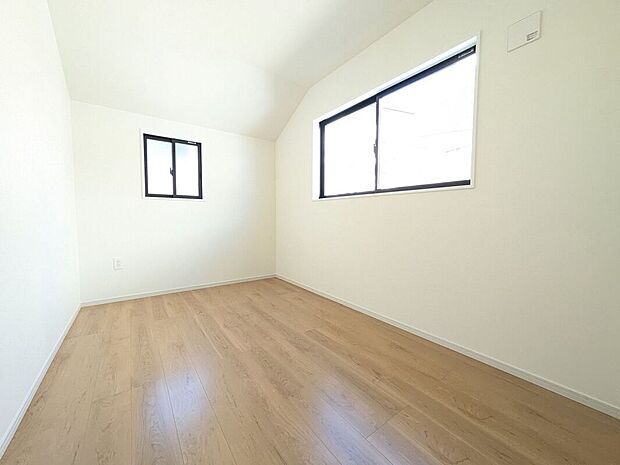 【室内】洋室は、広々とした空間で、家族や友人との時間を楽しむのにぴったりです。快適な居住空間を提供します。