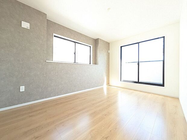 【寝室】広々とした寝室で、心地よい眠りをお楽しみいただける空間が広がります。落ち着いた雰囲気の中で、リラックスしたひとときを過ごせる贅沢な空間です