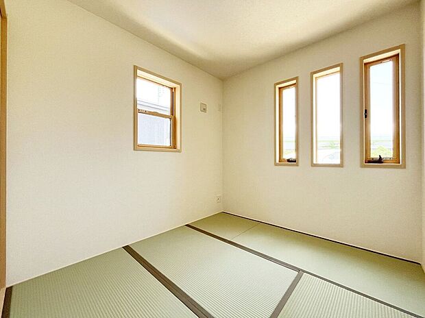 【子供部屋】新しい畳の香りのするタタミスペースは、使い方色々。客室やお布団で寝るときにぴったりの空間ですね。
