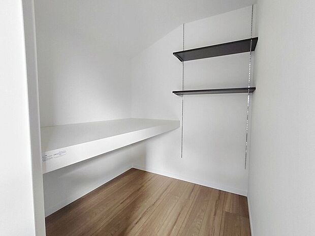 【収納】生活空間を広く使える、効率的な収納です。収納スペースが豊富にあるため日常の物をスッキリと片付けられます。お部屋を広々と使えるので、インテリアのアレンジも楽しめます