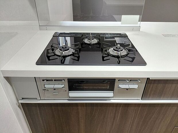 【その他設備】グリル付きの三口コンロで、焼き料理も簡単に。複数の料理を同時に進められ、毎日の食事づくりが楽になります。