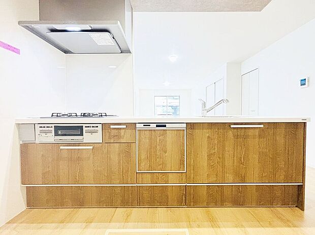 【キッチン】スタイリッシュなカウンターキッチンは、インテリアのアクセントになり、キッチン全体をおしゃれに演出します。