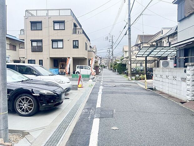【前面道路含む外観】お家のご質問はお気軽にご相談下さい。