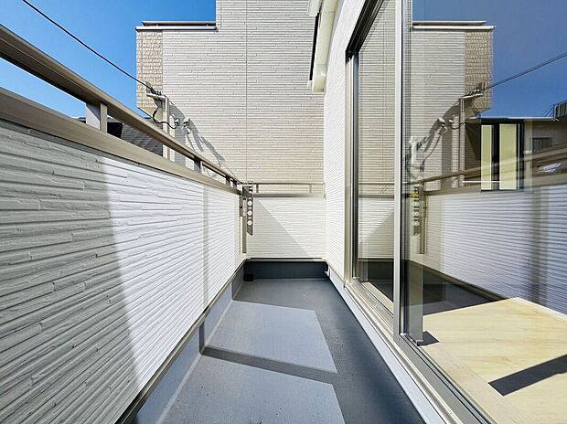 【バルコニー】日当たりの良いバルコニーは、お洗濯が多いときも安心。たくさん干してもカラっと乾きそうです!