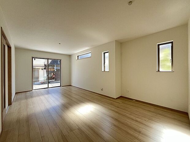 【リビング】ナチュラルな色合いとはっきりとした木目で、木の温もりを感じながら過ごせる広々としたリビングです。お好きなインテリアでお気に入りの空間を作り出せますね。