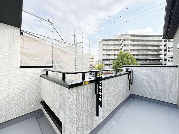 【バルコニー】日当たりの良いバルコニーは、お洗濯が多いときも安心。たくさん干してもカラっと乾きそうです!