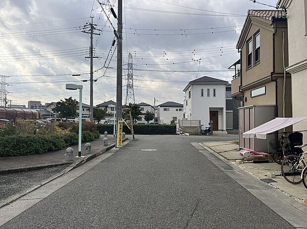 【前面道路含む外観】前道が整備されており、快適なアクセスを実現します。交通量の少ない環境で、静かに暮らせる住まいです。