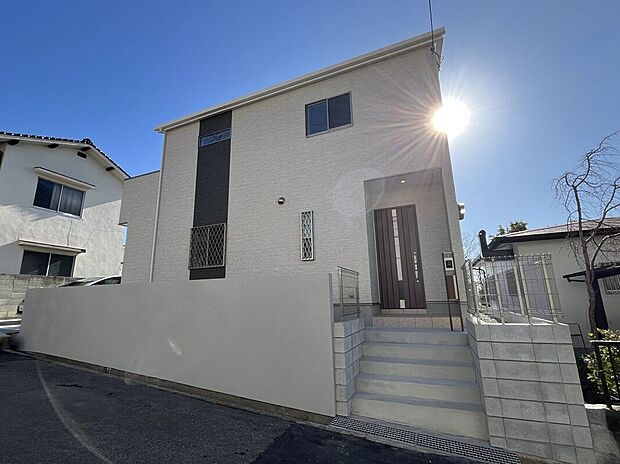 【外観】シンプルで洗練された外観が、住む人のセンスを引き立て、日々の生活に彩りを添える新築戸建てです