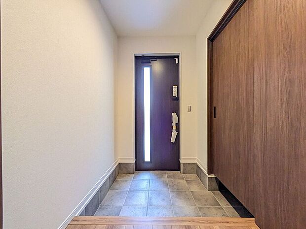 【玄関】玄関は収納も多くすっきりとした印象を与えます。色味もお家全体のテイストが反映されておりおしゃれです。