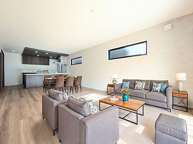 【リビング】【家具入りイメージ画像】エアコンや照明、カーテンの開閉までスマホ1つで完結。仕事帰りに操作して帰宅後すぐに快適な空間を堪能することができます。