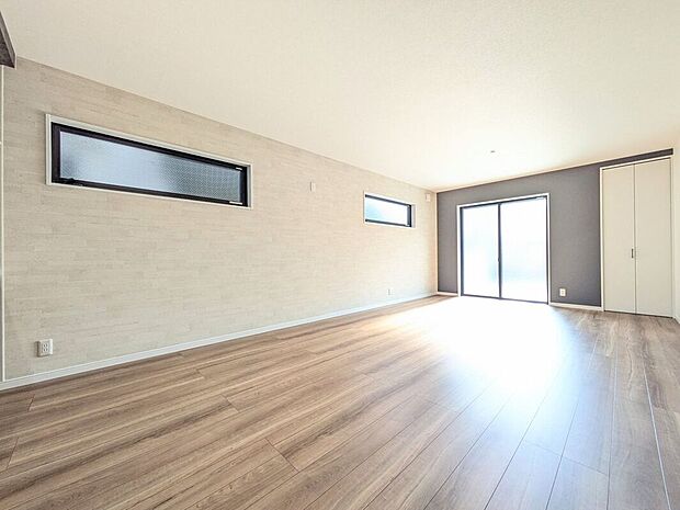 【リビング】現地写真更新!現地の説明はもちろん、モデルハウスご見学も可能!同社施工物件をご見学していただきますので、実際に使用される設備やお家の雰囲気などをご確認ください