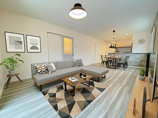 【同仕様画像 (その他内観)】\同仕様写真/明るい床でお昼間であれば照明がいらないくらいですね。午後のひと時に、柔らかい光の中でほっと一息入れたくなりますね