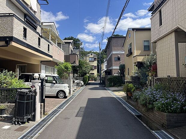 【前面道路含む外観】【現地写真】センチュリーグループにて全国規模の表彰経験多数あり!当社が自信をもってお客様にピッタリの物件をご提案いたします【不動産のプロにお任せください!】
