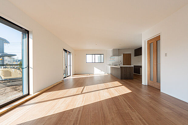 ☆☆ 上質な空間を ☆☆
開放感と日当たりの良さに恵まれたリビング空間。
上質な光は身体だけでなく心も温めてくれる。
圧迫感のない空間を是非、ご堪能下さい。