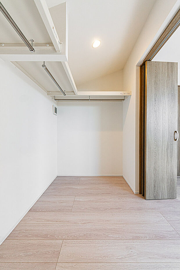 おしゃれだけでは、満足できない物がある
おしゃれだけでは、ストレスフリーの家にならない。収納も満足だから、ストレスーフリーの家につながります。
奥様に人気が高く収納力のあるW.I.C付♪