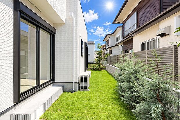 ☆☆ お庭がある楽しみ ☆☆
少しでもお庭があると嬉しいものです。
外の目線も気にならないプライバシーの良さも魅力。