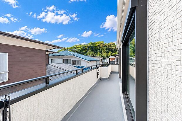 ☆☆ 青空が一層キレイに感じられる ☆☆
2F2部屋部分にバルコニーを設置しました。
開放的な眺望・明るい陽ざしが最大のヒーリング効果。