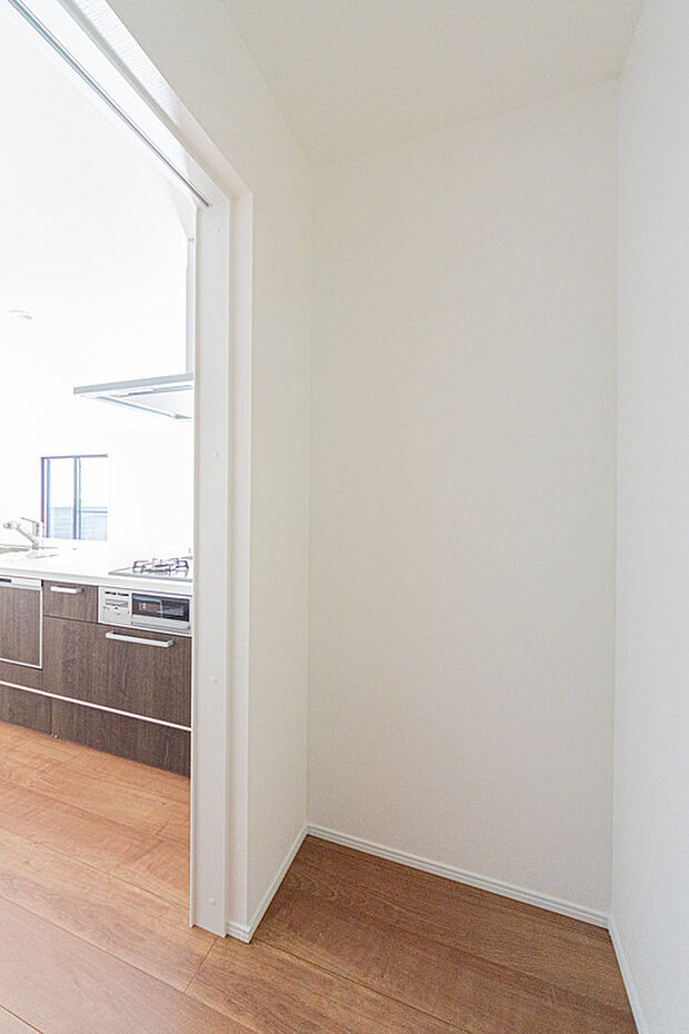 【☆☆あると嬉しいパントリー☆☆】奥様が毎日主役の場となるキッチンをより使いやすく、人に見せないストレスフリーな空間として役立つキッチン横の収納「パントリー」
食品・食器・小物入れなど活用法は多数です♪