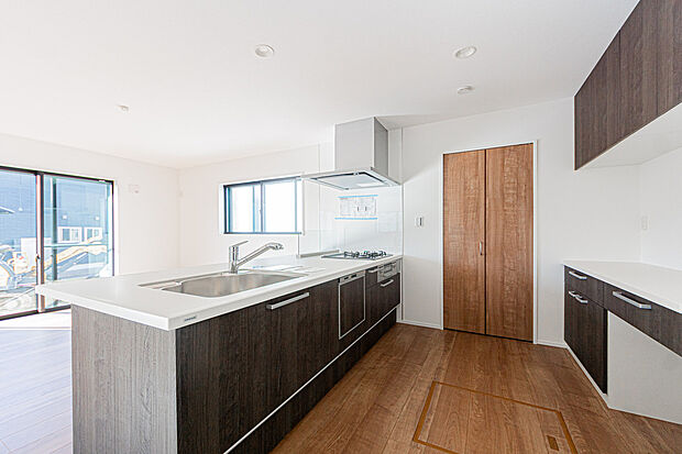 【☆☆ 全体を見渡せる安心感 ☆☆】◎家族の会話が弾む奥様に人気の高いオープンカウンターキッチン
◎料理しながらお子様の様子の確認ができ移動しやすい広いキッチンスペースは奥様にとって安心感の高い住まい。