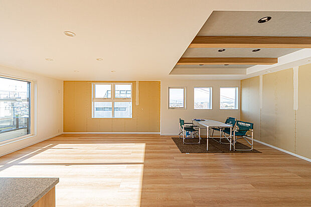 【☆☆ 最高の空間に採光の良さ ☆☆】あふれるほどの日差しを浴び心のゆとりを得る空間。
寒い季節にも安心、ダイニング・リビングと2箇所に床暖房があります♪