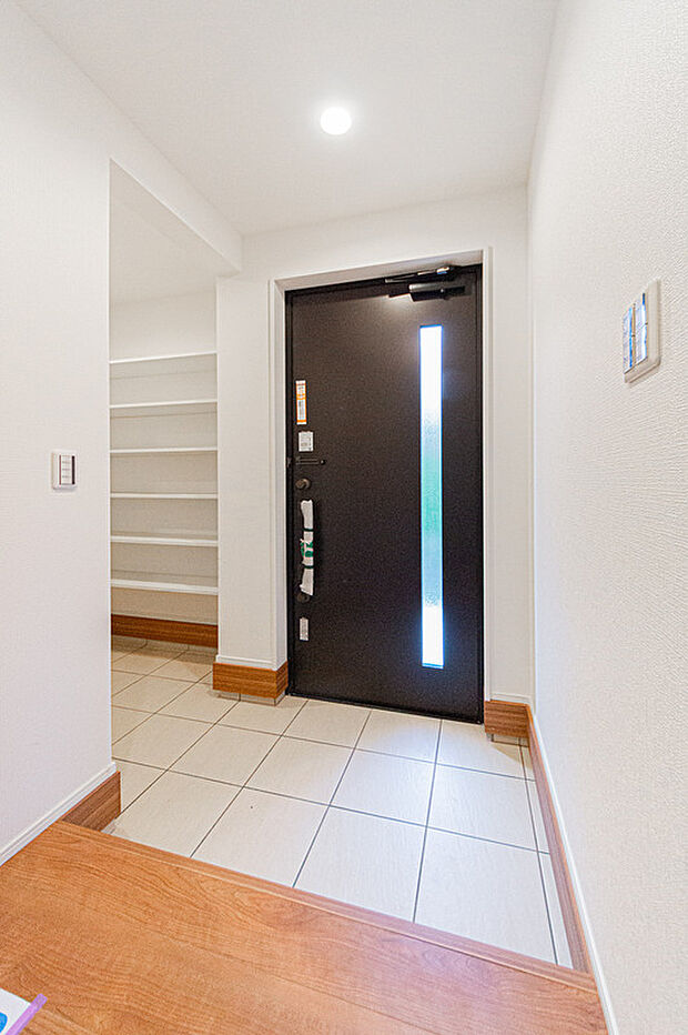 【☆☆マイホームの顔として・・・☆☆】マイホームを持ち、帰宅する喜びを感じる瞬間は玄関から。
広々と、上質な空間が日々のモチベーションにもなる。
素敵な玄関フロアをご覧ください。