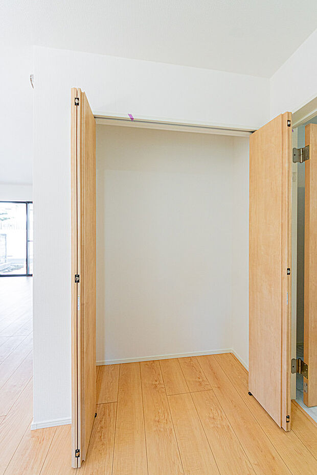 【☆☆　充実のキッチン周り　☆☆】奥様が毎日主役の場となるキッチンをより使いやすくストレスフリーな空間にする「カップボード」「パントリー」を設置しました。
食品・食器・小物入れなど活用法は多数です♪