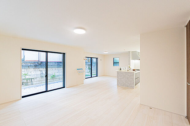 【☆☆ 上質な空間を ☆☆】開放感と日当たりの良さに恵まれた20帖リビング。
上質な光は身体だけでなく心も温めてくれる。
圧迫感のない空間を是非、ご堪能下さい。