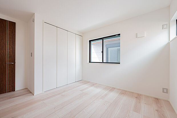 【☆☆　角住居の陽当たり・開放感　☆☆】一日のスタートに欠かせない陽ざし。朝の目覚めも太陽の力で元気にスッキリと。
風通しや開放感も良いお部屋だからストレスフリーな空間に。
