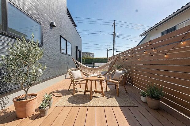 「憧れのガーデンライフ」
碧空とガーデンライフが可能な日々の暮らしを豊かに彩ります。
(画像のウッドデッキや植栽、屋外用家具等はCGによるイメージ画像です)