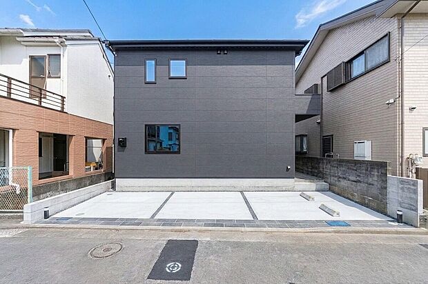 「威風堂々とした素敵な佇まい」
どの角度から眺めても、所有感が満たされる理想的で素敵な住まい。
（一部画像をAI処理し、駐車場部分の仕上げについてはイメージ画像になり実際とは異なります。）