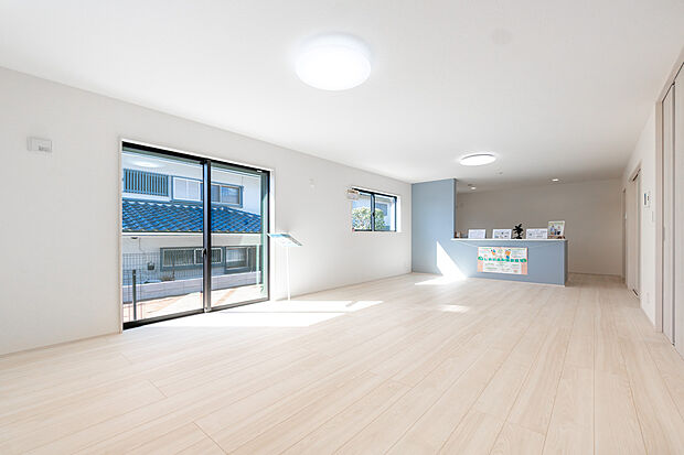 【「上質な空間を」】開放感と日当たりの良さに恵まれたリビング空間。