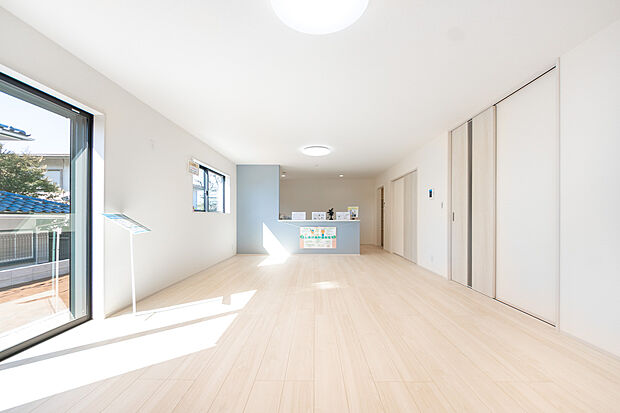 【「家族みんなが大好きなリビング空間」】陽光が降り注ぐ明るいリビング。木の温もりに包まれて、家族の笑顔が自然と広がります。心地よい開放感をぜひ現地でご体感ください。