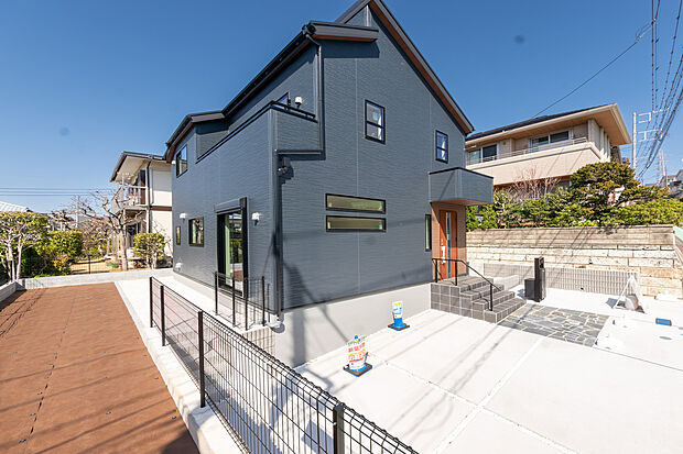 【「開放感溢れる住まい」】「開放感溢れる住まい」
家と家の間隔が広くプライバシーが高く、しゃべり声に気使うことなく、思い切りプライベートの時間を家族と楽しむ。