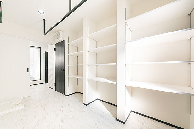 【「ランドリーファミリークローゼット」】洗う、干す、取り込む、アイロンがけ、たたむがすべて一室で行うことができ、洗濯家事の効率がアップ。収納としてもご利用いただけます。