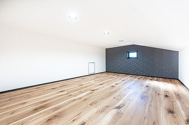 【「固定階段式ロフト」】お子様の特別な思いでを作るロフト付き。小さな頃、ロフトに憧れは有りませんでしたか？
ロフトで読書など夢中になる空間です。