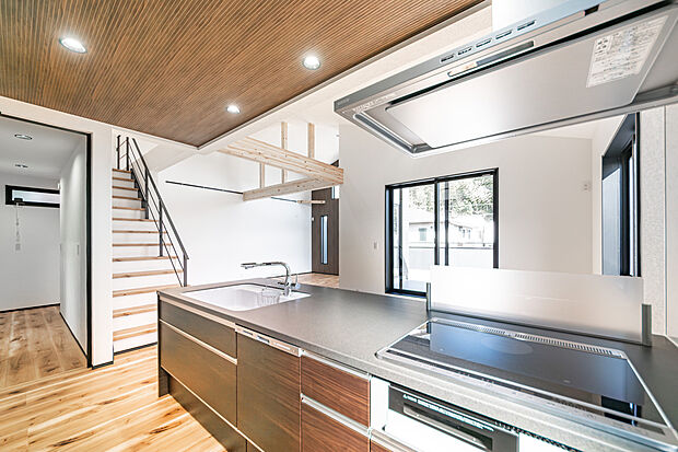 【「フルオープンキッチン」】カフェスタイル仕様のキッチンは家族と奥様の壁をなくし笑顔で交わすコミュニケーション。
毎日の事だからオープンに拘りました。