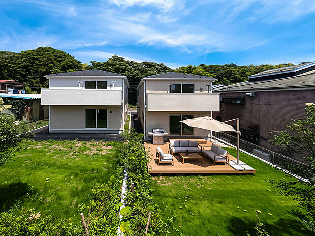 自然と調和するモダンな外観。広い庭でのびのび過ごす、夢のマイホーム。(本画像はCGにて家具やウッドデッキ等を配置しております。実際に家具等はおかれておりません。)