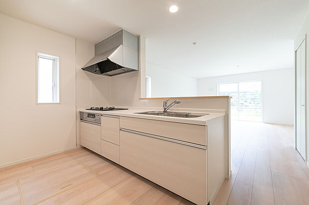 【キッチン】明るく清潔感あふれるシステムキッチン。LDKと繋がるカウンターで会話も弾みます。