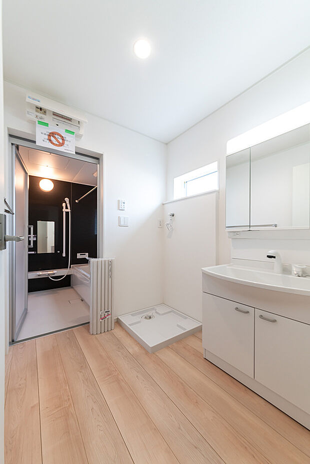 【洗面所】ワイドな洗面台と浴室暖房乾燥機を完備。家事の負担を減らす、快適なサニタリー。