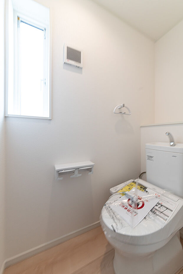【トイレ】採光窓付きで明るく清潔な空間。快適な時間を過ごせる、ウォシュレット付トイレ。