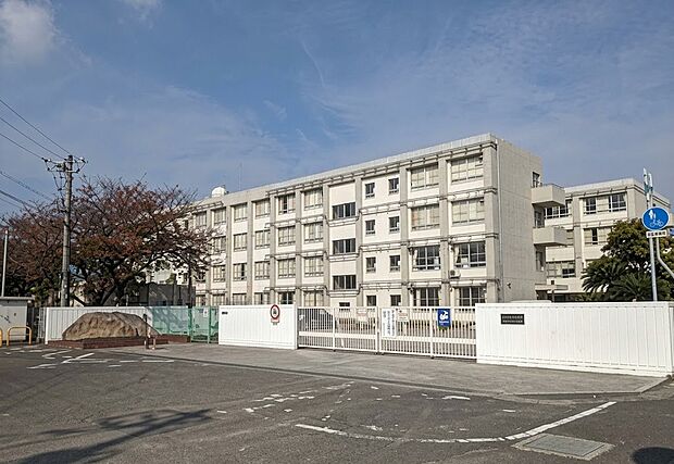 部活動で遅くなる中学校生活でも、安心して送り出せます。「高松市立木太中学校」まで徒歩約12分(約930~960m)